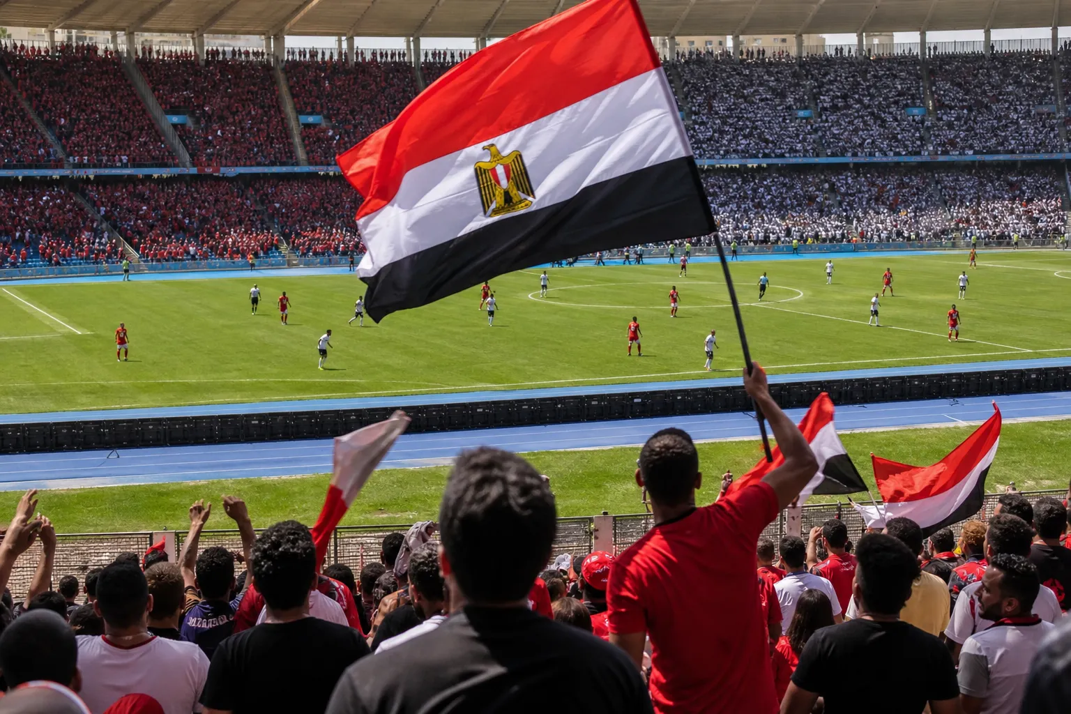 استاد مصري عامر بالجماهير يرتدون ألوان الأحمر والأبيض، تصوير من الملعب يعكس عظمة مستقبل المنافسة في الدوري المصري
