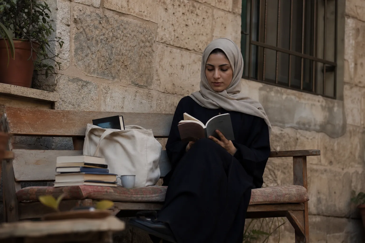 شخص يقرأ كتابًا يوميًا في ركن هادئ من المنزل