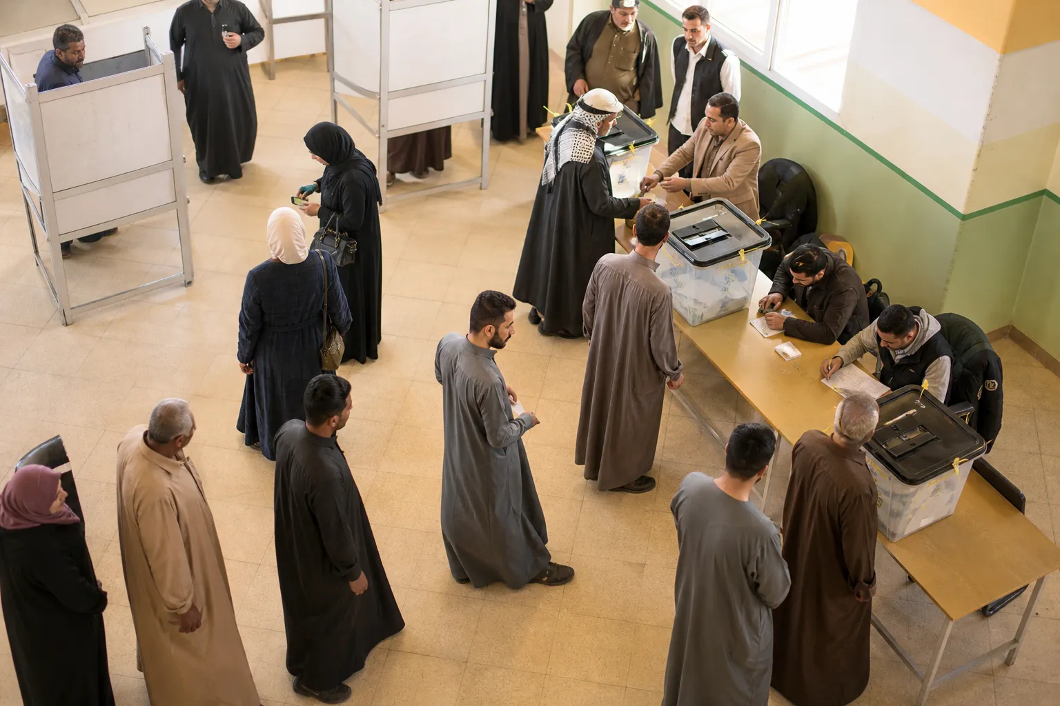 الانتخابات المحلية في الدول العربية داخل مركز اقتراع عربي
