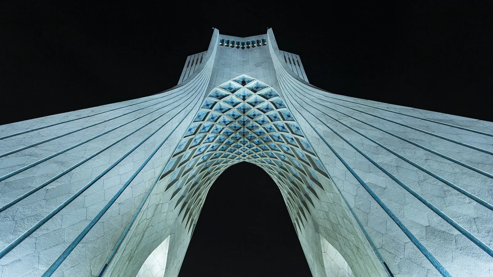 برج آزادي في طهران حيث اجتمع ممثلو حلف اتفاق مكة مع المسؤولين الإيرانيين