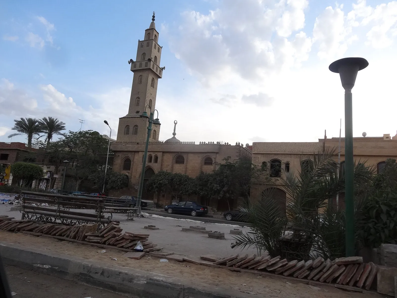نزلة السمان أمام أهرامات الجيزة حيث دُفن رشدي اباظة بعد وفاته