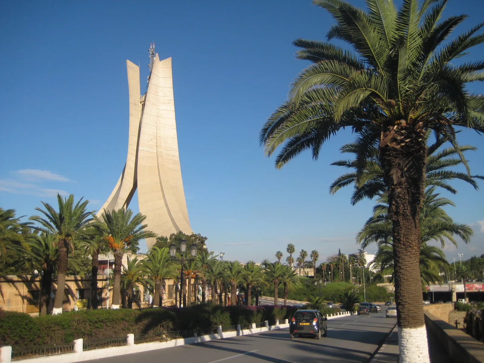 مقام الشهيد في الجزائر العاصمة رمزاً للثورة التي لحّن لها محمد فوزي نشيد قسماً