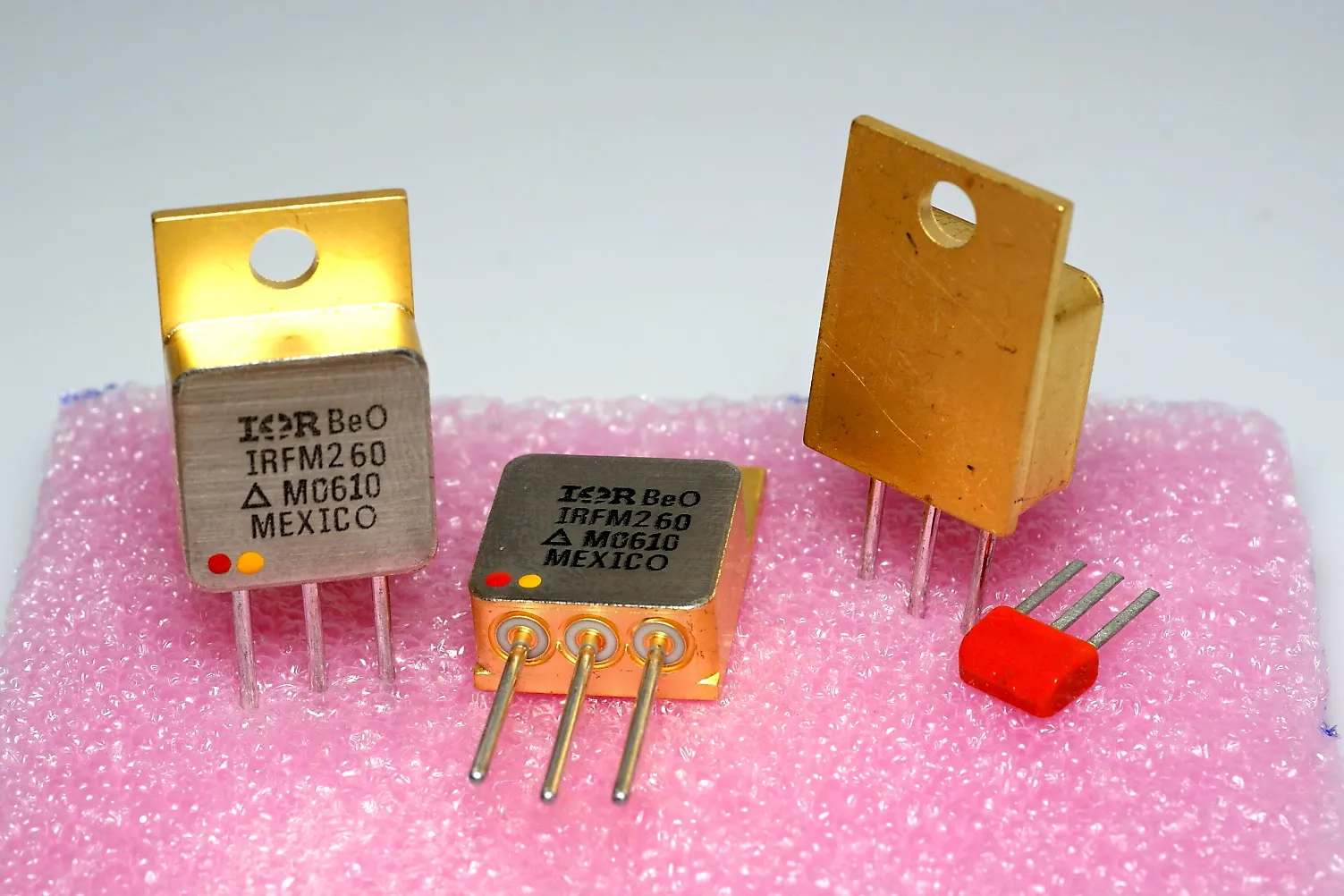 ترانزستورات MOSFET ورقاقة سيليكون في مختبر قبل اختراع صندوق أتالا