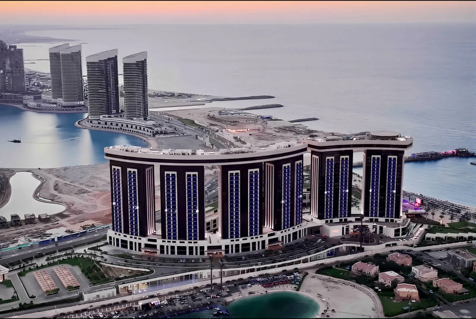 أبراج العلمين الجديدة والداون تاون خلف عمارات الحي اللاتيني عند الغروب