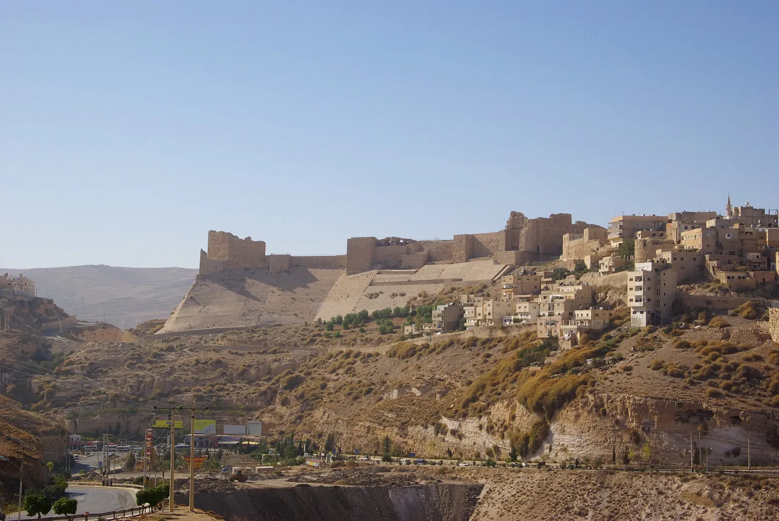قلعة الكرك والمدينة في جنوب الأردن حيث وقع هجوم كنيسة الكرك