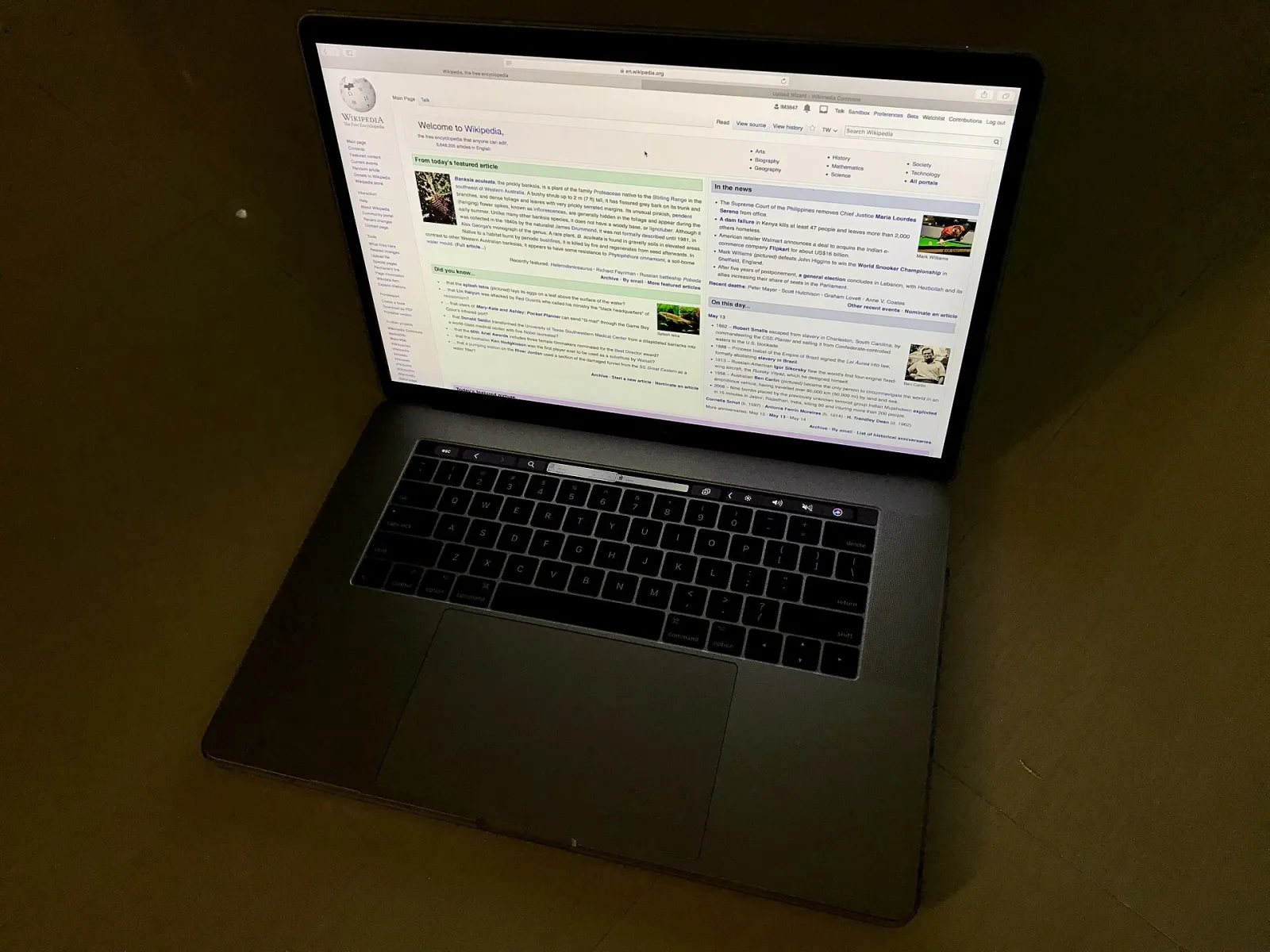 شريط اللمس Touch Bar في ماك بوك برو 2016 فوق لوحة المفاتيح
