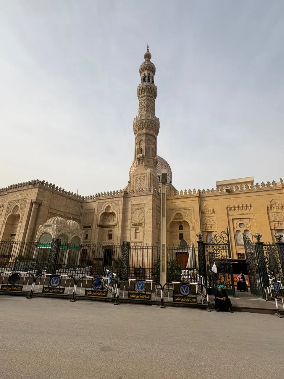 مسجد السيدة زينب في الحي الشعبي الذي وُلد فيه نور الشريف بالقاهرة