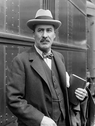 هوارد كارتر عند مقبرة توت عنخ آمون في وادي الملوك عام 1922
