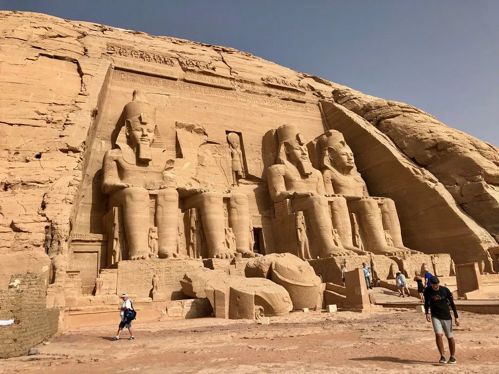 سياح أمام واجهة معبد أبو سمبل في انتظار تعامد الشمس على وجه رمسيس الثاني
