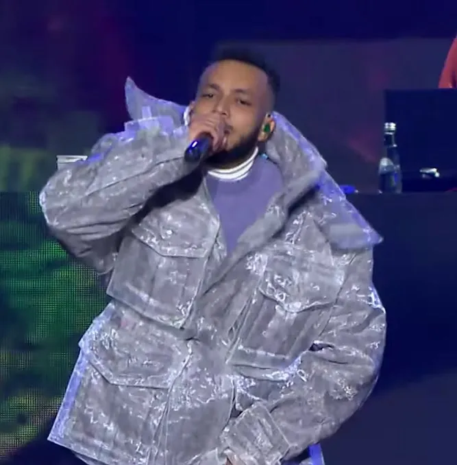 ويجز نجم الراب المصري شريك محمد منير في أغنية كلام فرسان
