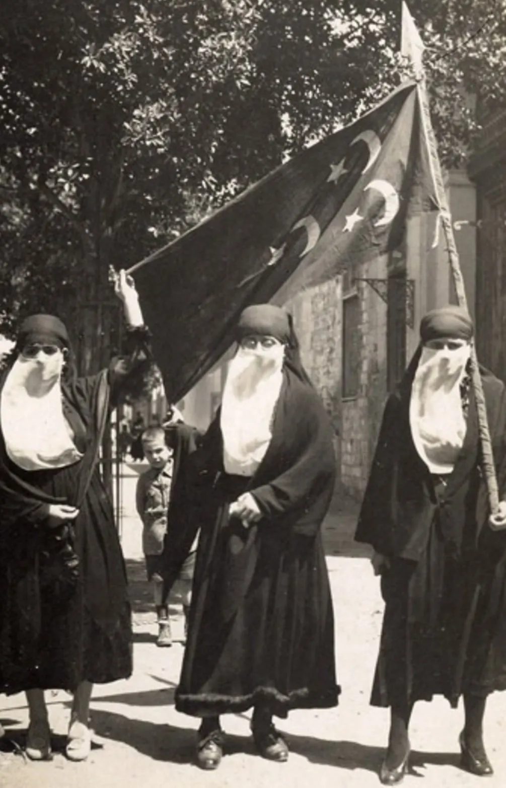 مظاهرة نسائية في القاهرة خلال ثورة 1919 بقيادة هدى شعراوي