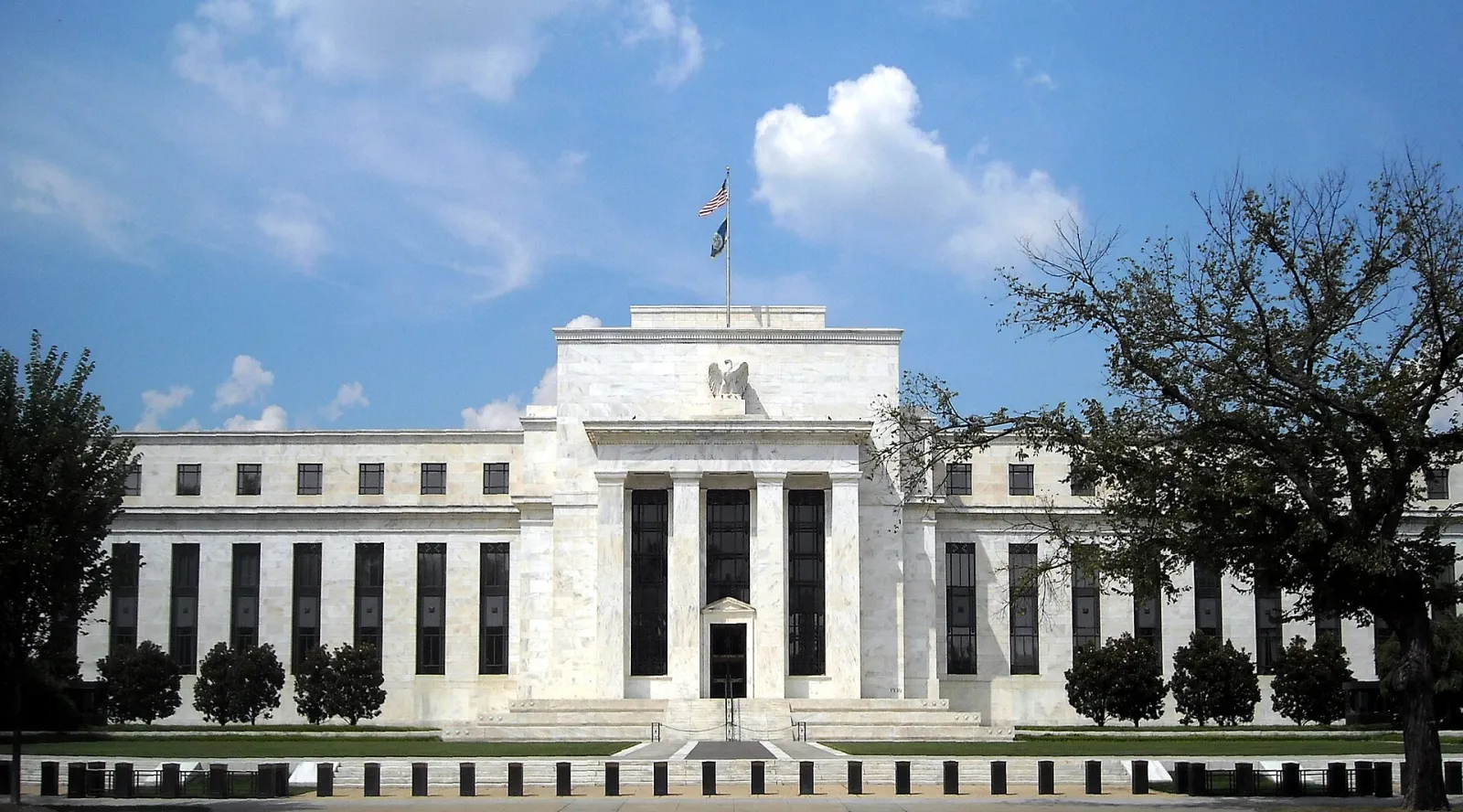 مبنى الاحتياطي الفيدرالي الأمريكي في واشنطن المرتبط بقرارات الفائدة وسعر الذهب