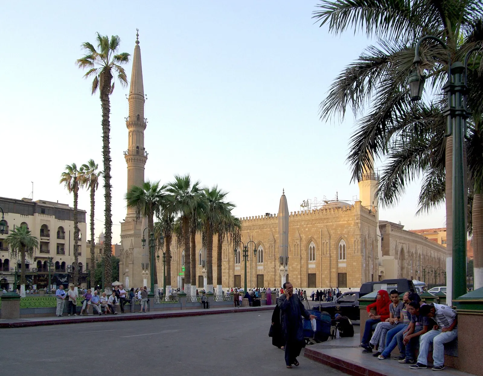 حي الجمالية ومسجد الحسين في القاهرة القديمة حيث وُلد نجيب محفوظ