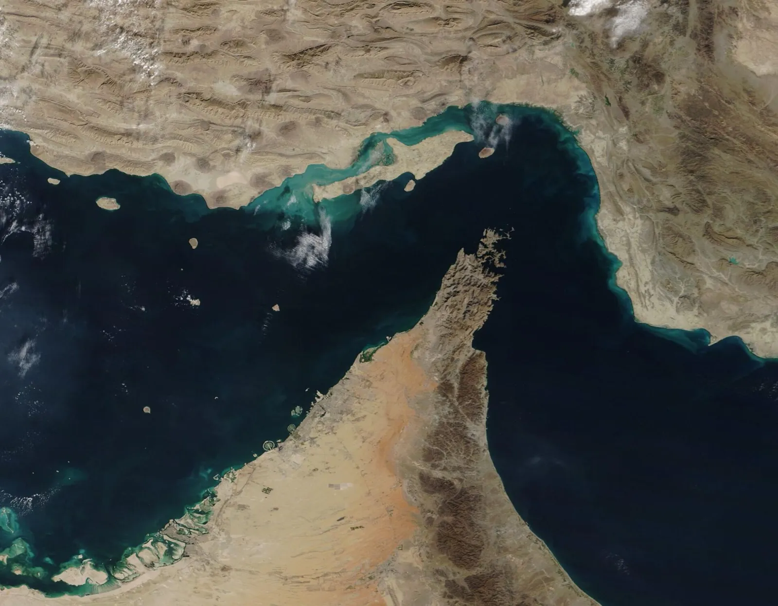 صورة فضائية لمضيق هرمز الذي يربط الخليج بخليج عُمان والمحيط