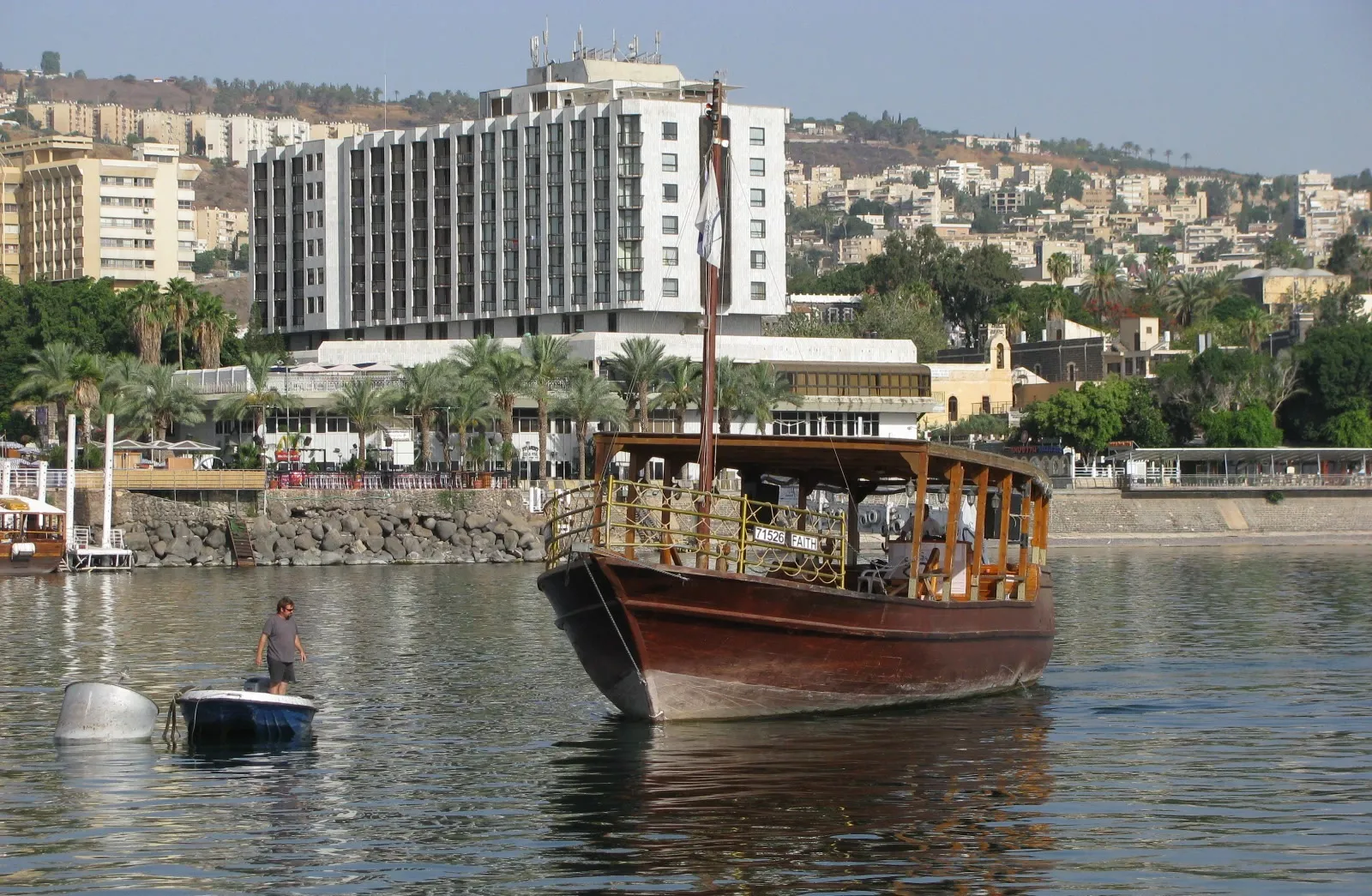 مدينة طبريا على بحيرة طبريا حيث وُلد غادي آيزنكوت عام 1960