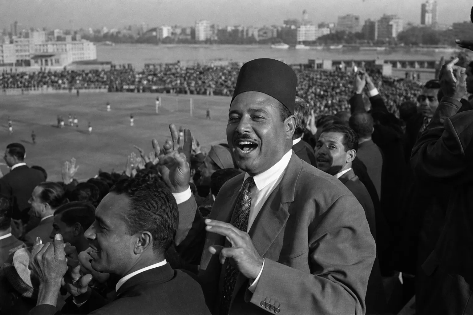ملعب كرة مصري من الخمسينيات يعج بالجماهير الغاصة والعصر الذهبي للكرة المصرية بأجوائه المميزة
